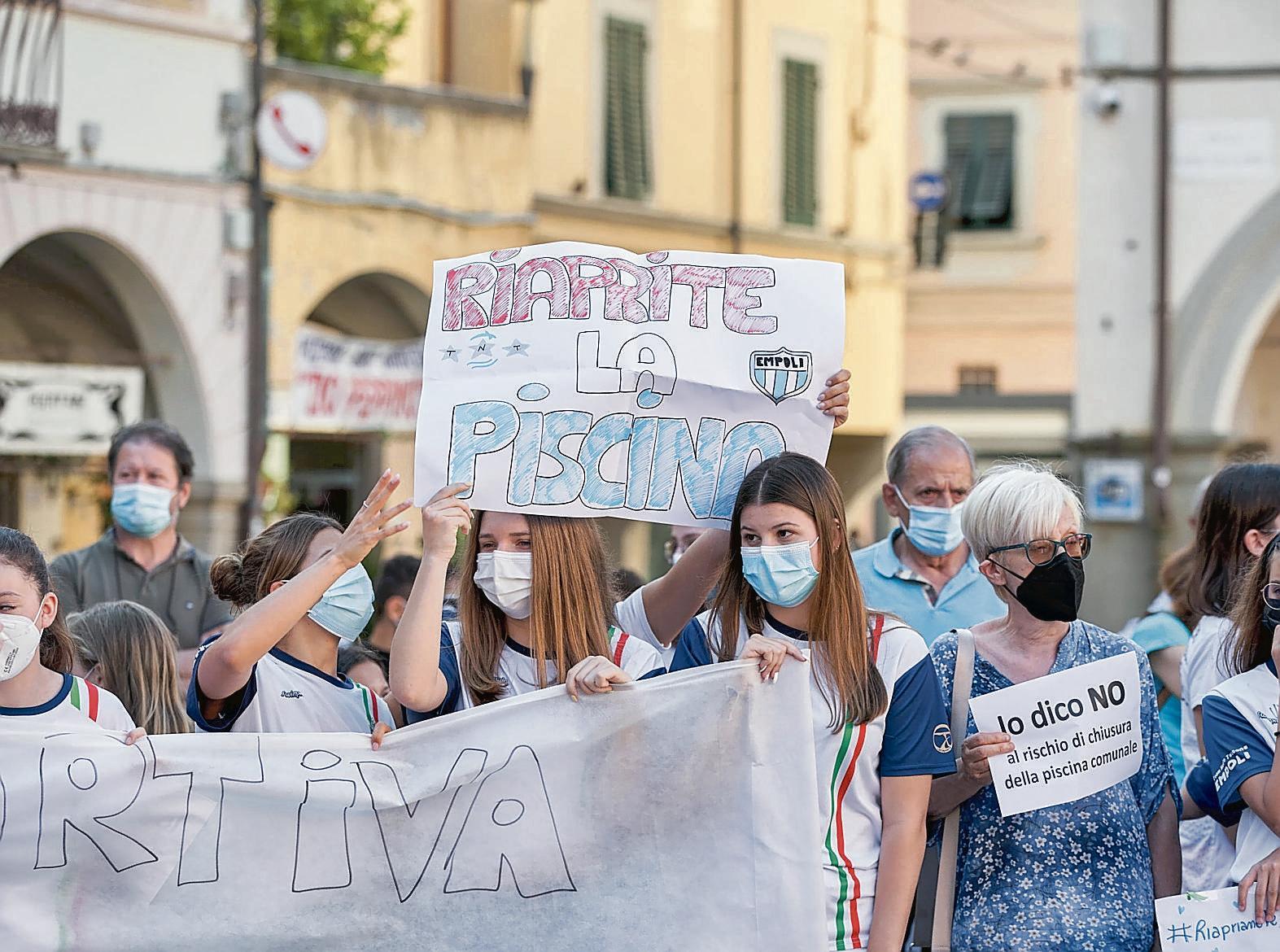 La protesta dell’11 giugno scorso per sollecitare la riapertura delle piscine (foto Carlo Sestini)