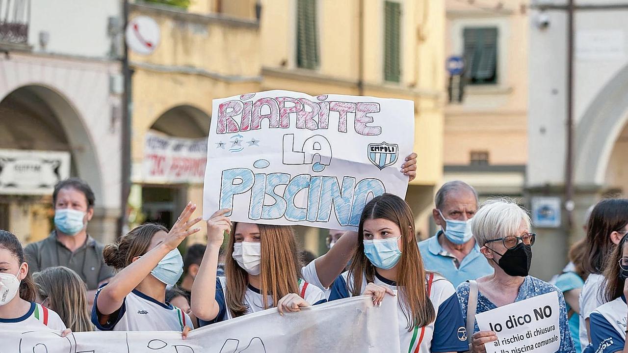 La protesta dell’11 giugno scorso per sollecitare la riapertura delle piscine (foto Carlo Sestini)