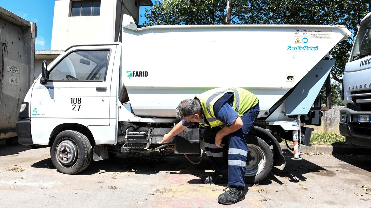 Un operatore di Sistema Ambiente mostra il punto in cui è stata tagliata la marmitta
