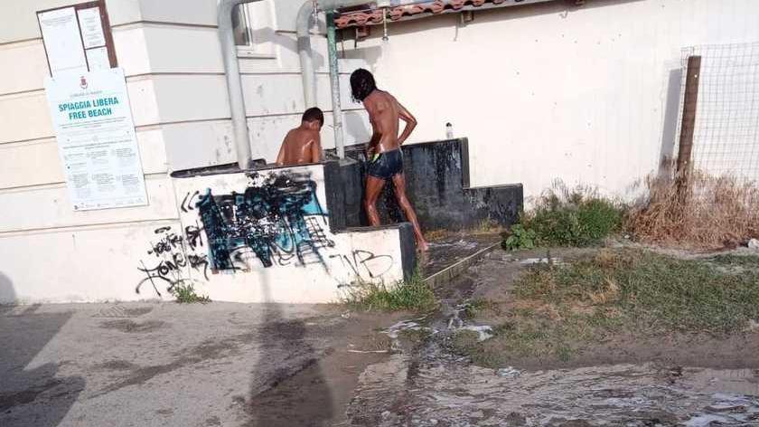 I bagni sono chiusi, una doccia è rotta e nella sabbia “un mare” di rifiuti