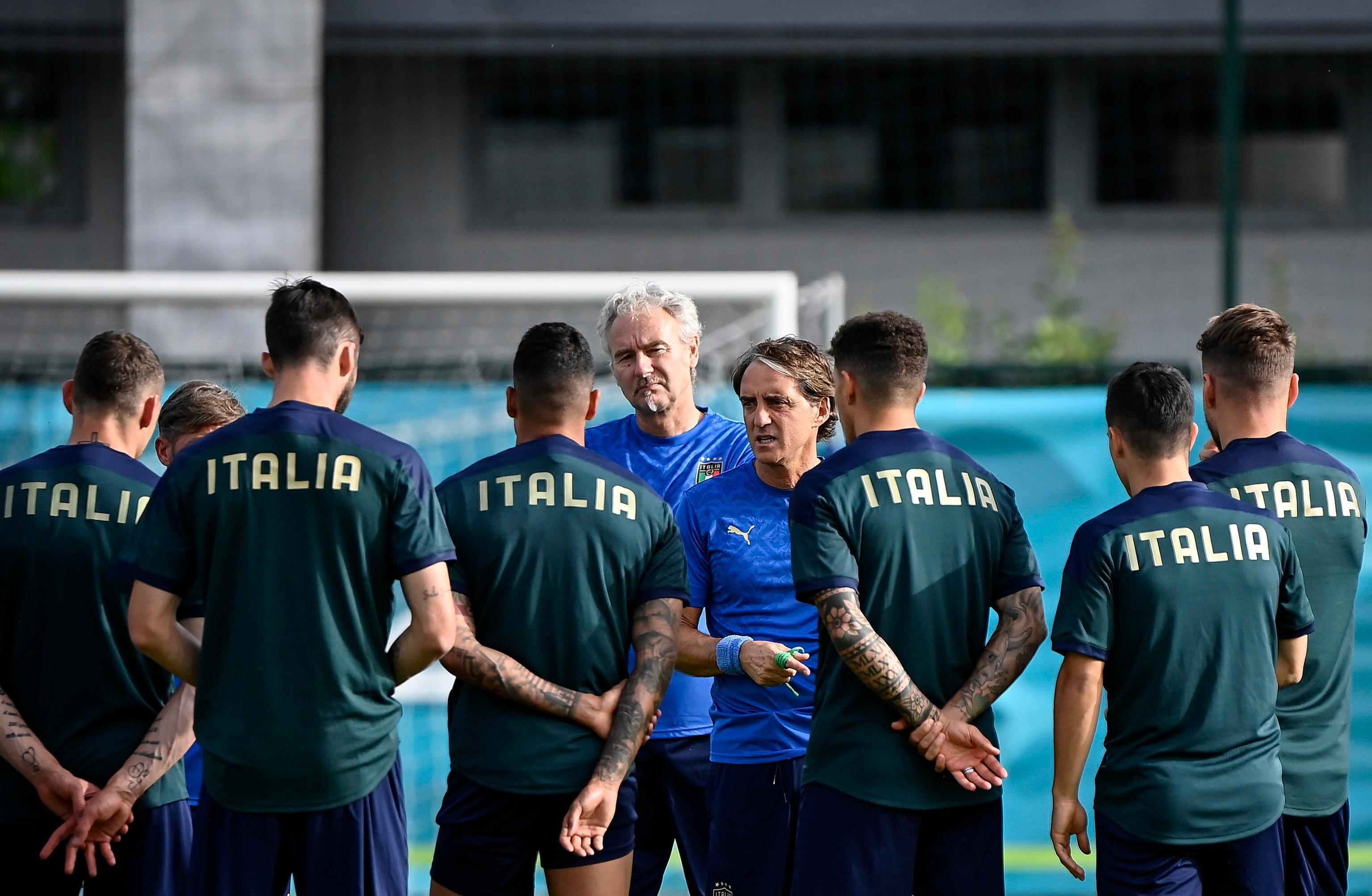 Mancini durante un allenamento a Coverciano