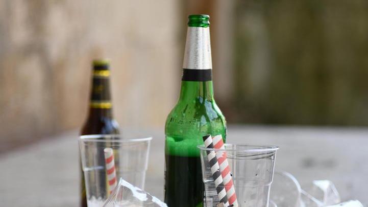 La proposta: «Bar chiusi a una certa ora e no al vetro»