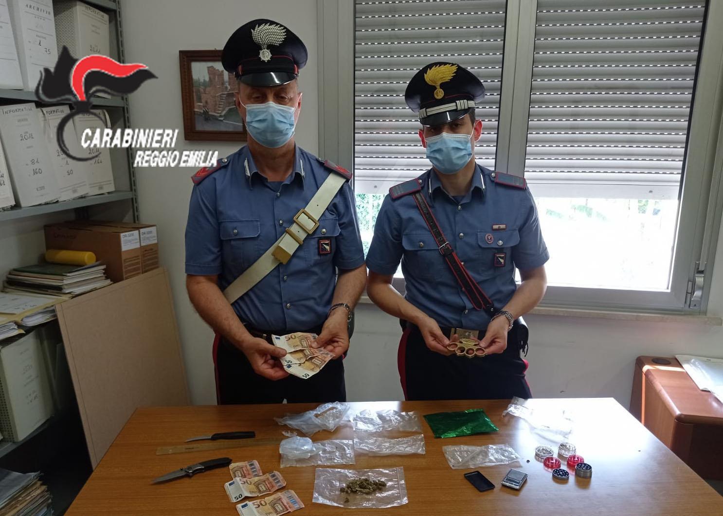 I soldi falsi e gli oggetti sequestrati dai carabinieri ai due minorenni