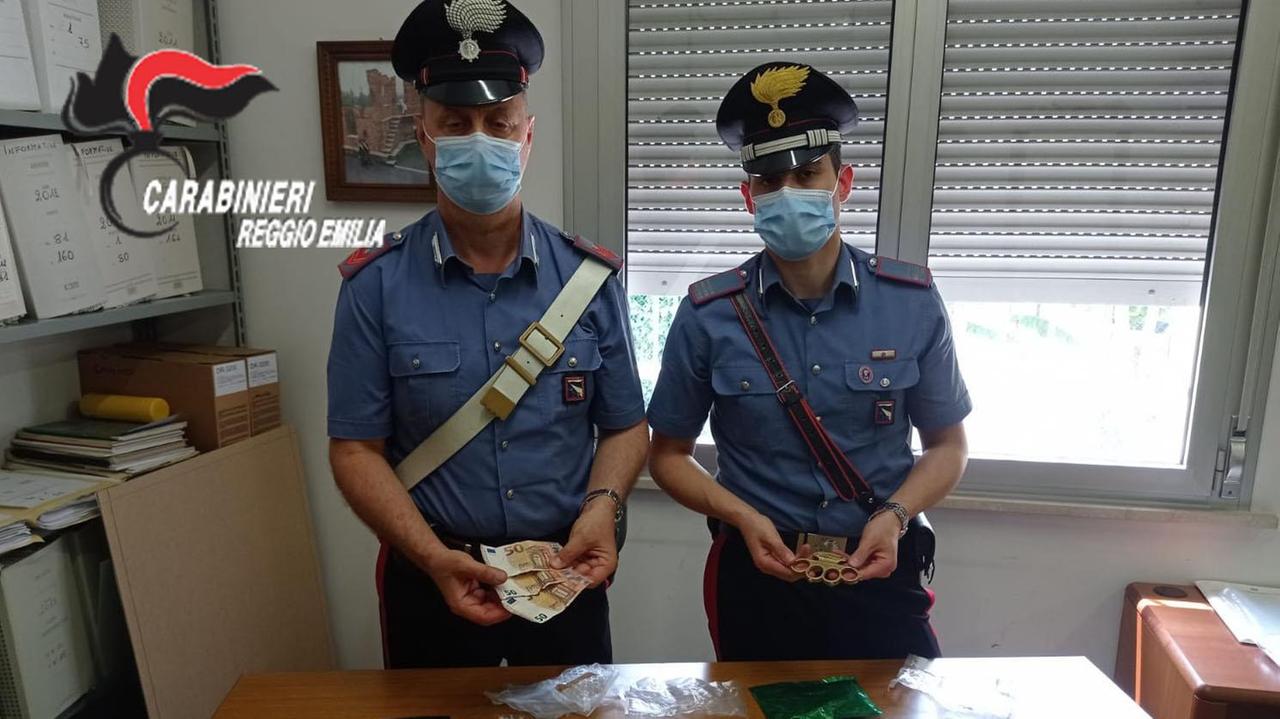 I soldi falsi e gli oggetti sequestrati dai carabinieri ai due minorenni