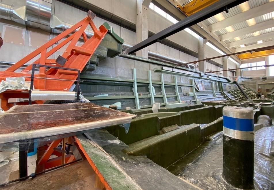 Alcuni particolari del primo scafo in vetroresina in costruzione nel cantiere nautico Velmare a Piombino