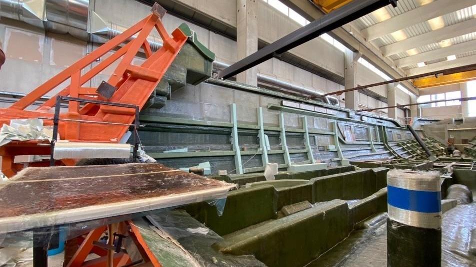 Alcuni particolari del primo scafo in vetroresina in costruzione nel cantiere nautico Velmare a Piombino