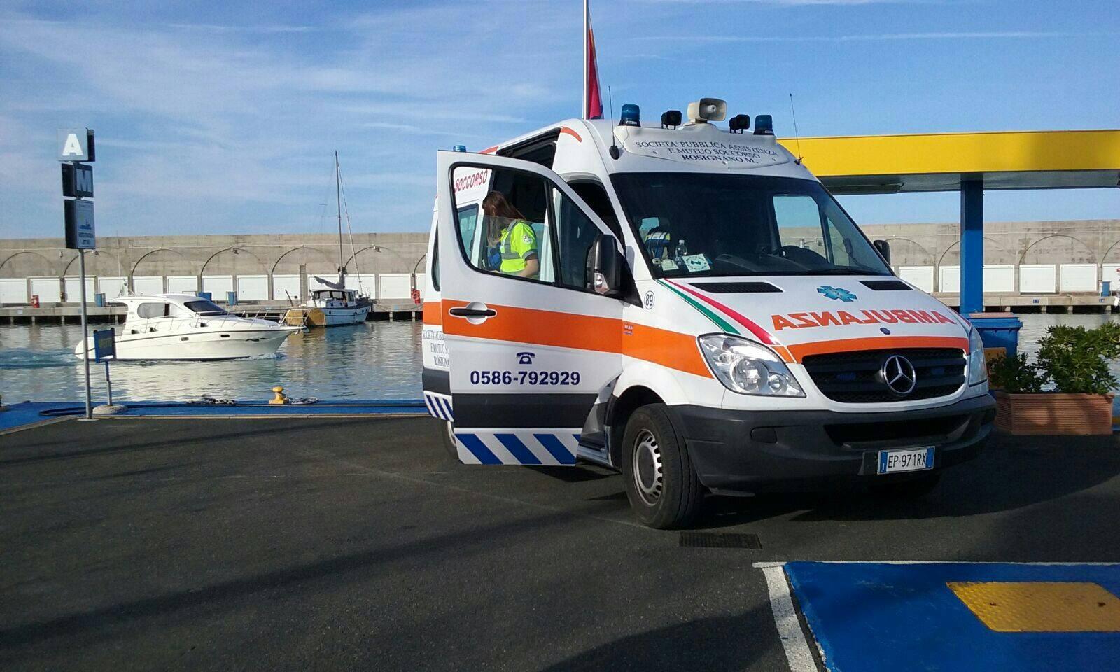 Cade dalla gru mentre lavora a Rosignano: grave un operaio di 43 anni
