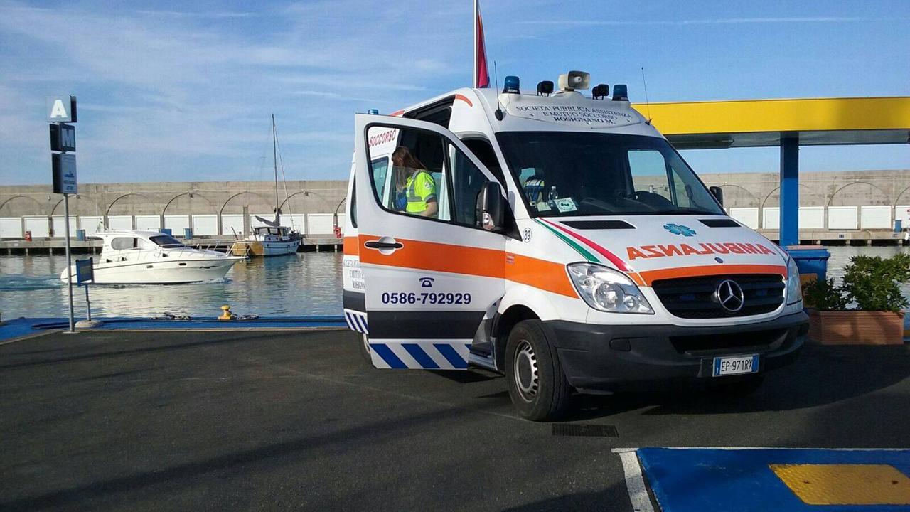 Cade dalla gru mentre lavora a Rosignano: grave un operaio di 43 anni