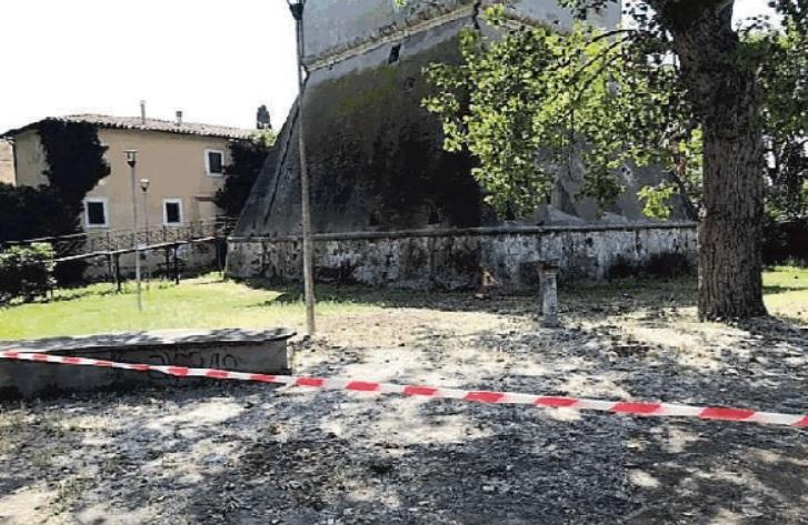 Percorrere via di Marina dalla piazza di Vada al lungomare è come essere nella giungla 