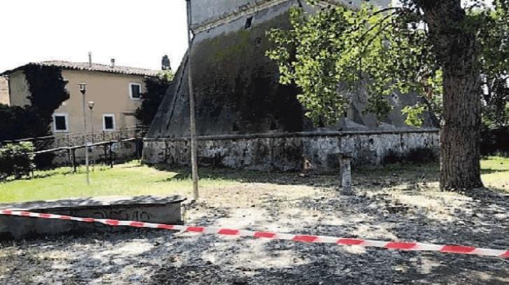 Percorrere via di Marina dalla piazza di Vada al lungomare è come essere nella giungla