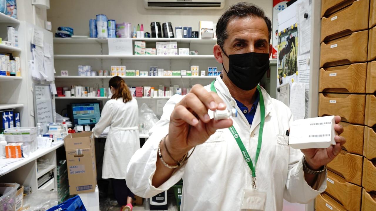 Farmacie al palo per le vaccinazioni a Livorno. Ma Farneti è già pronto: «Ecco come funzionerà»
