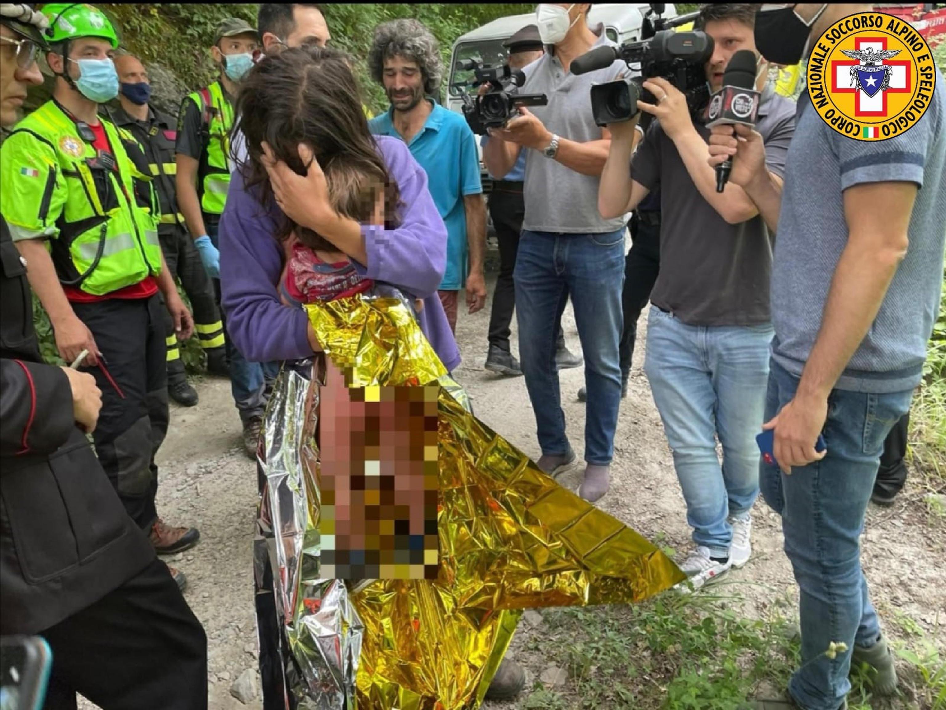 L'abbraccio di Nicola con la mamma
