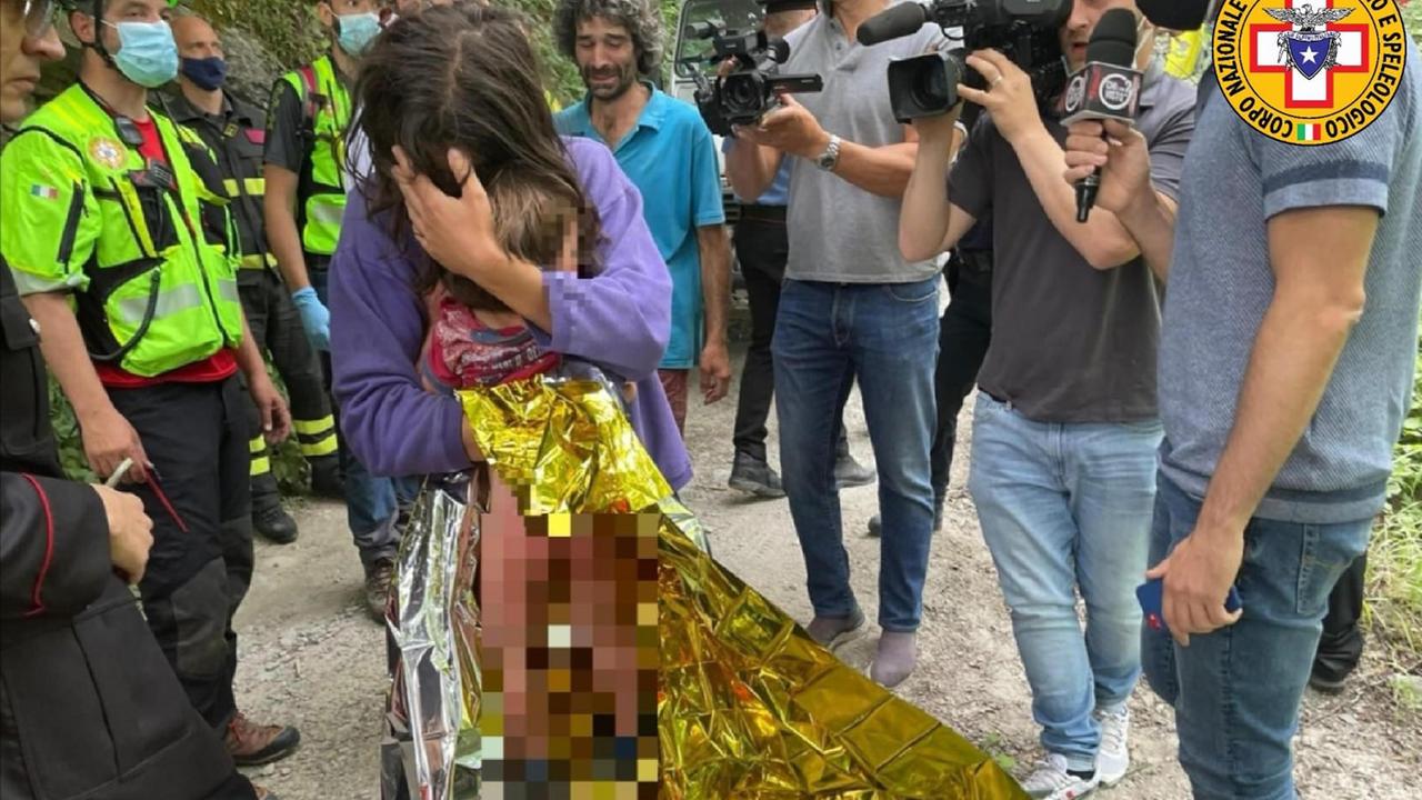 L'abbraccio di Nicola con la mamma