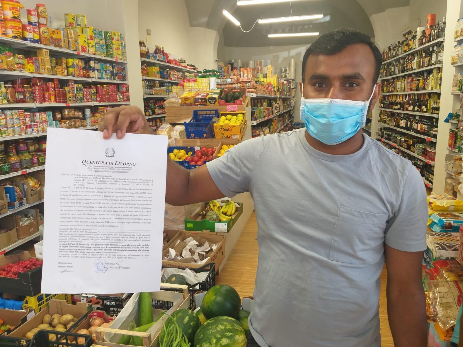 Il commerciante Hossain Kamal