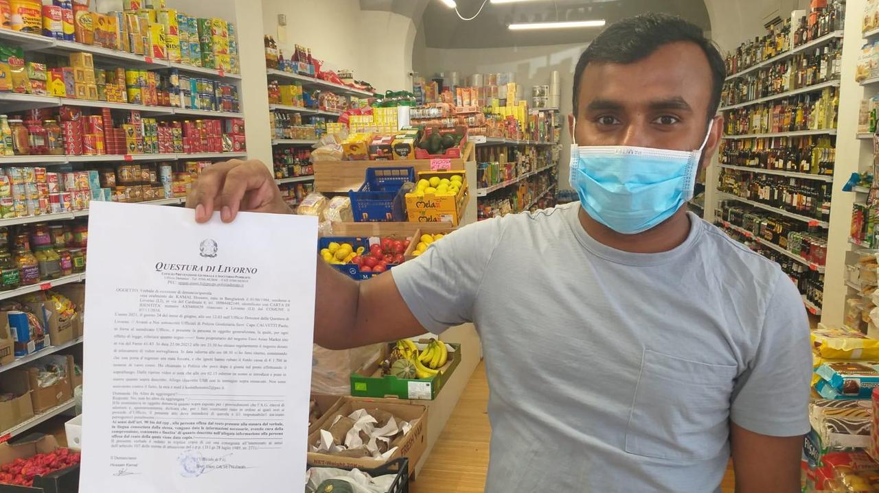 Il commerciante Hossain Kamal