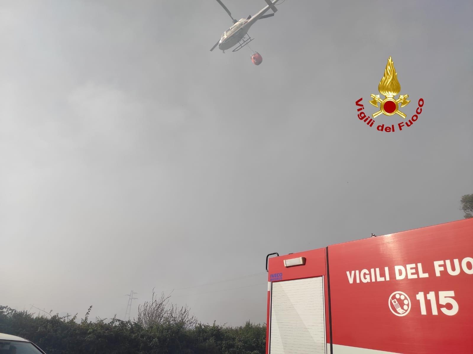 Sedici roghi nell'isola, fiamme nella periferia di Oristano