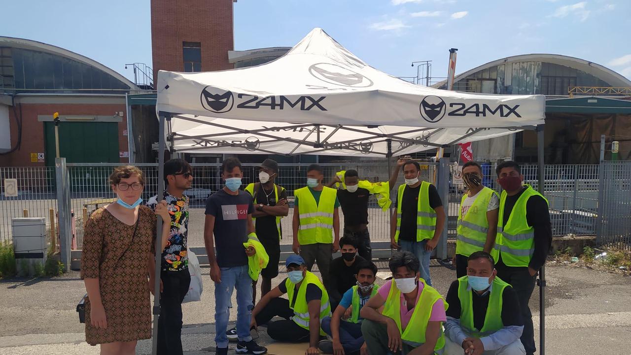 Operai e Si Cobas davanti alla Top Line