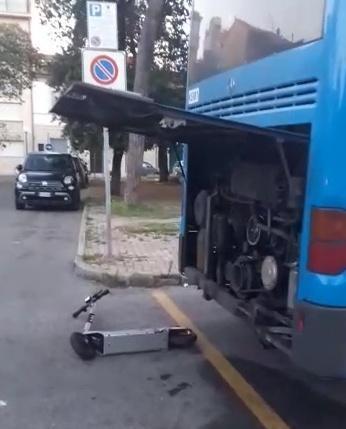 Bus aperti col monopattino: denunciato un diciottenne 