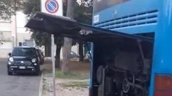 Bus aperti col monopattino: denunciato un diciottenne