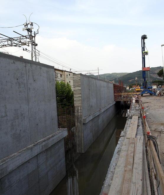 Gli alti blocchi di cemento installati lungo i binari (Foto Nucci)