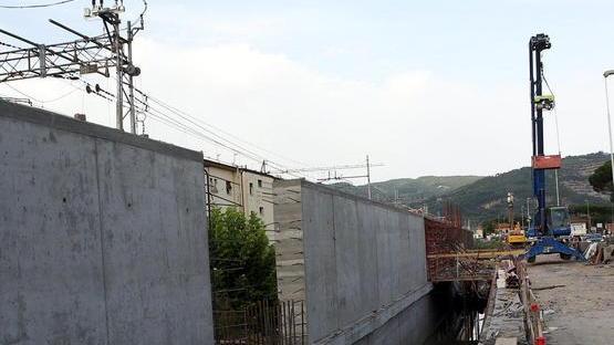 Gli alti blocchi di cemento installati lungo i binari (Foto Nucci)