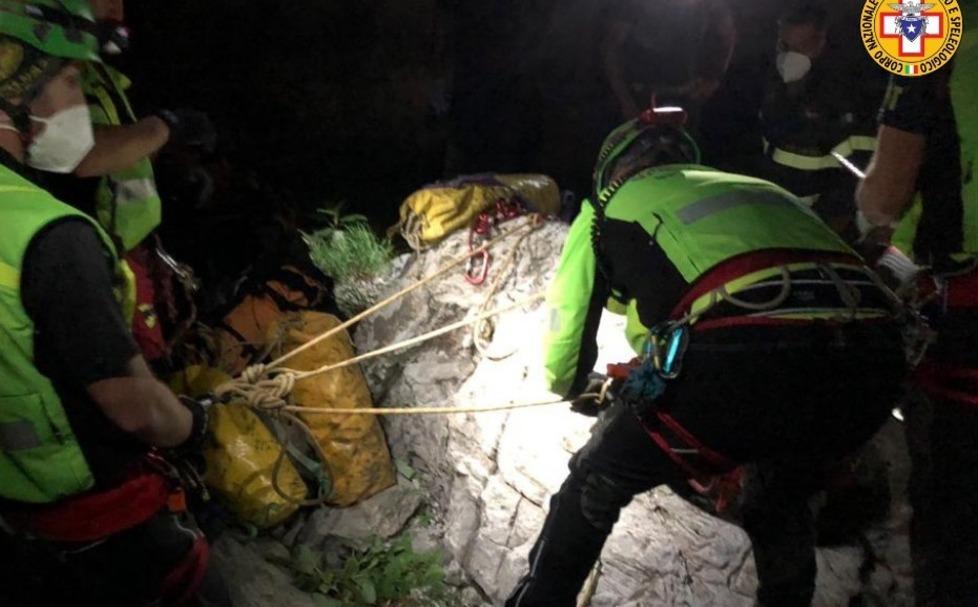 Cade per dieci metri, lo salva il soccorso alpino