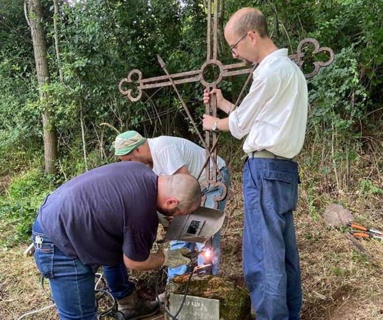 Dopo Pieve di Controni anche al bivio di Longoio una Croce delle Missioni recuperata e restaurata