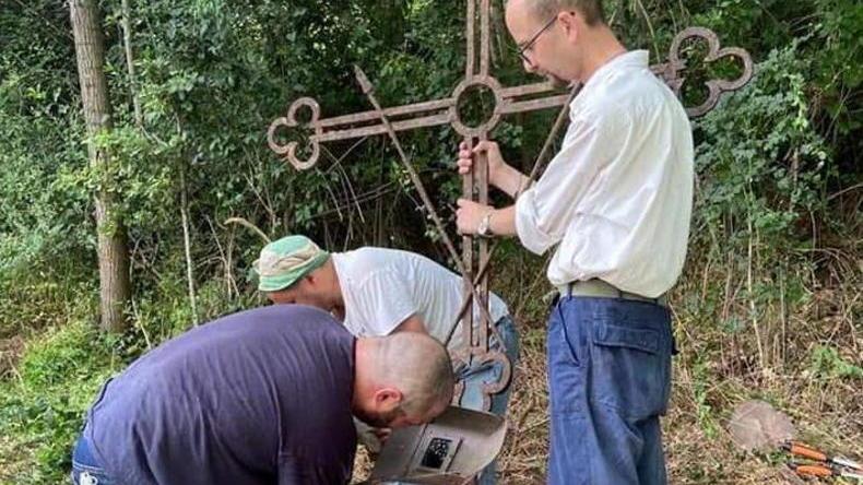 Dopo Pieve di Controni anche al bivio di Longoio una Croce delle Missioni recuperata e restaurata