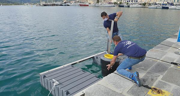 Raccolti tre quintali di rifiuti galleggianti nelle acque del porto di Cosimo De’ Medici 