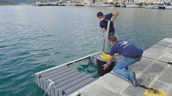 Raccolti tre quintali di rifiuti galleggianti nelle acque del porto di Cosimo De’ Medici
