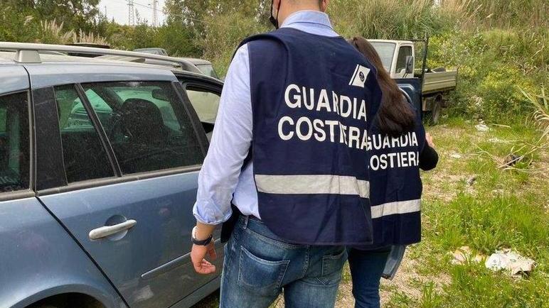 Nella discarica abusiva di San Giovanni 35 auto