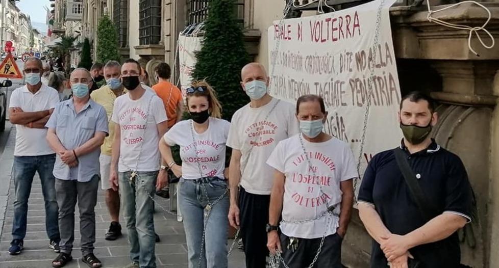 Ospedale, è tornata la protesta “incatenata” 