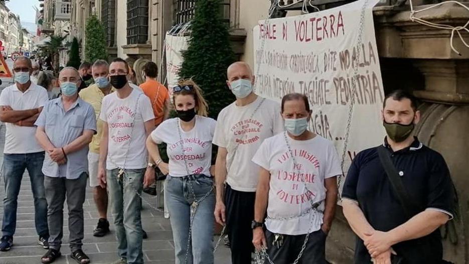 Ospedale, è tornata la protesta “incatenata”