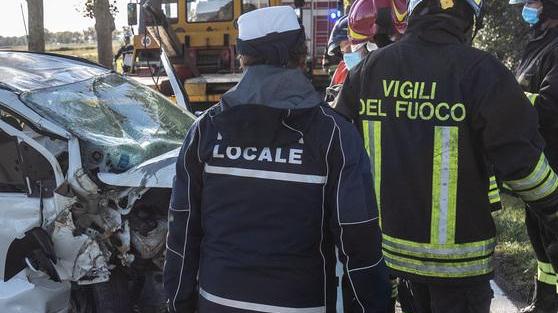 Auto centra un albero Disagi al traffico
