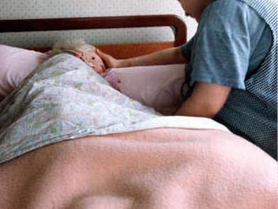 Non torturò un novantenne pena ridotta per una badante