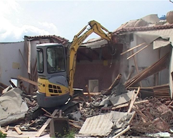 Solo un quarto degli abusi viene demolito dai Comuni 