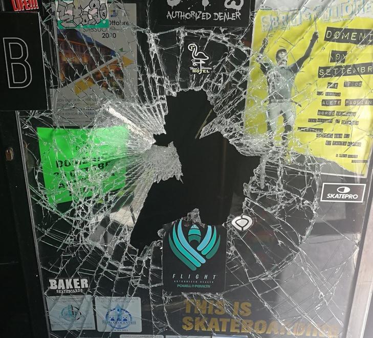 Sassuolo. Banda del tombino in azione vetrine distrutte, bottino zero 