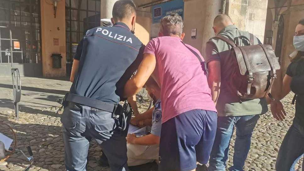 Modena No-mask, altro blitz in Comune Ma stavolta scattano le manette