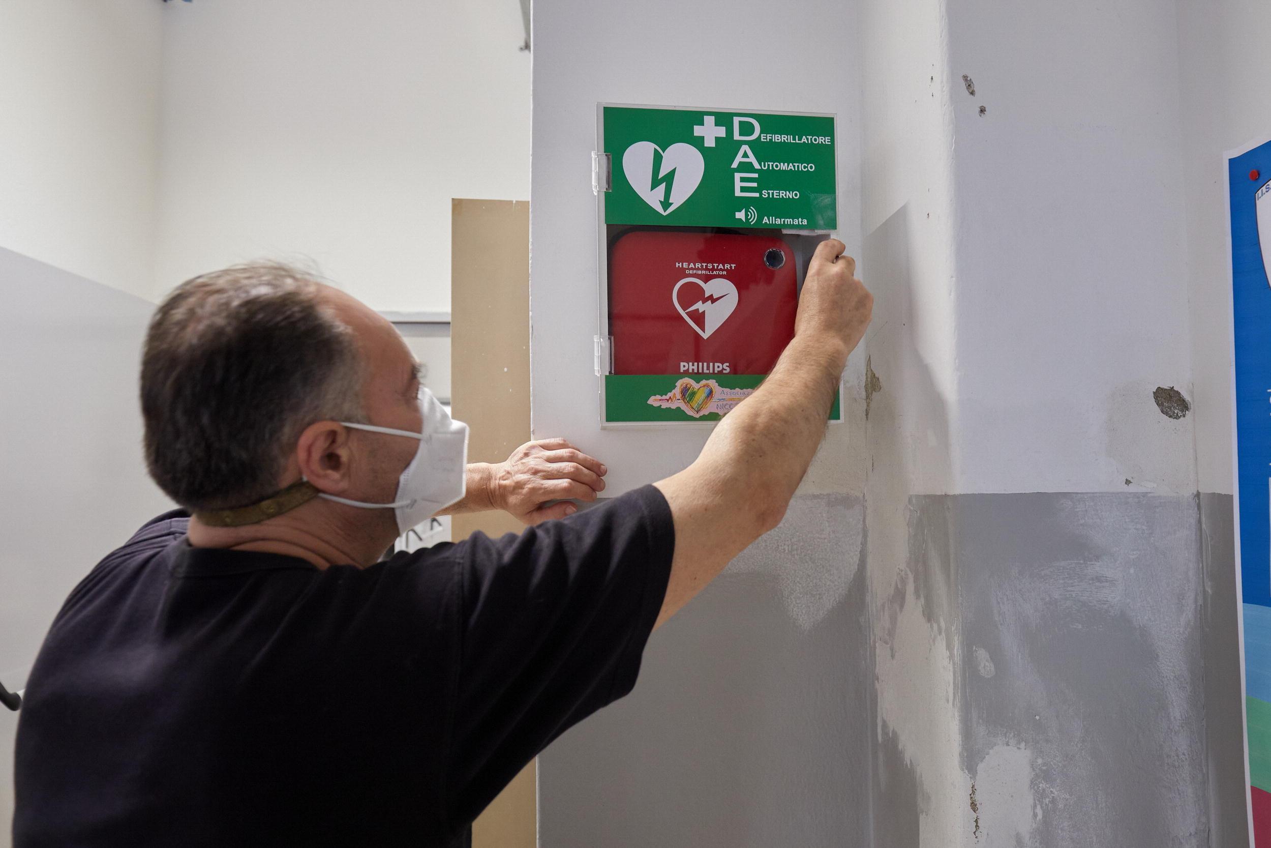 Oltre quaranta i defibrillatori in funzione ma è difficile sapere dove sono esattamente 
