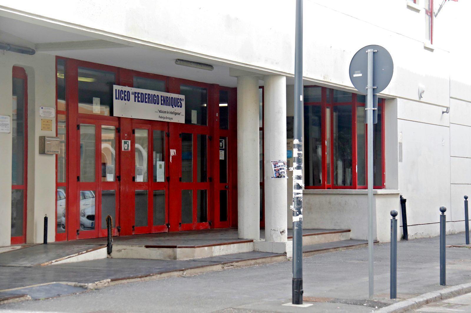 La sede del liceo Enriques in via della Bassata