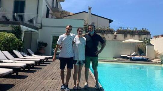 I fratelli Martini (da sinistra Antonio, Maria e Lorenzo), titolari dello storico Hotel Maertini su via Diego Martelli