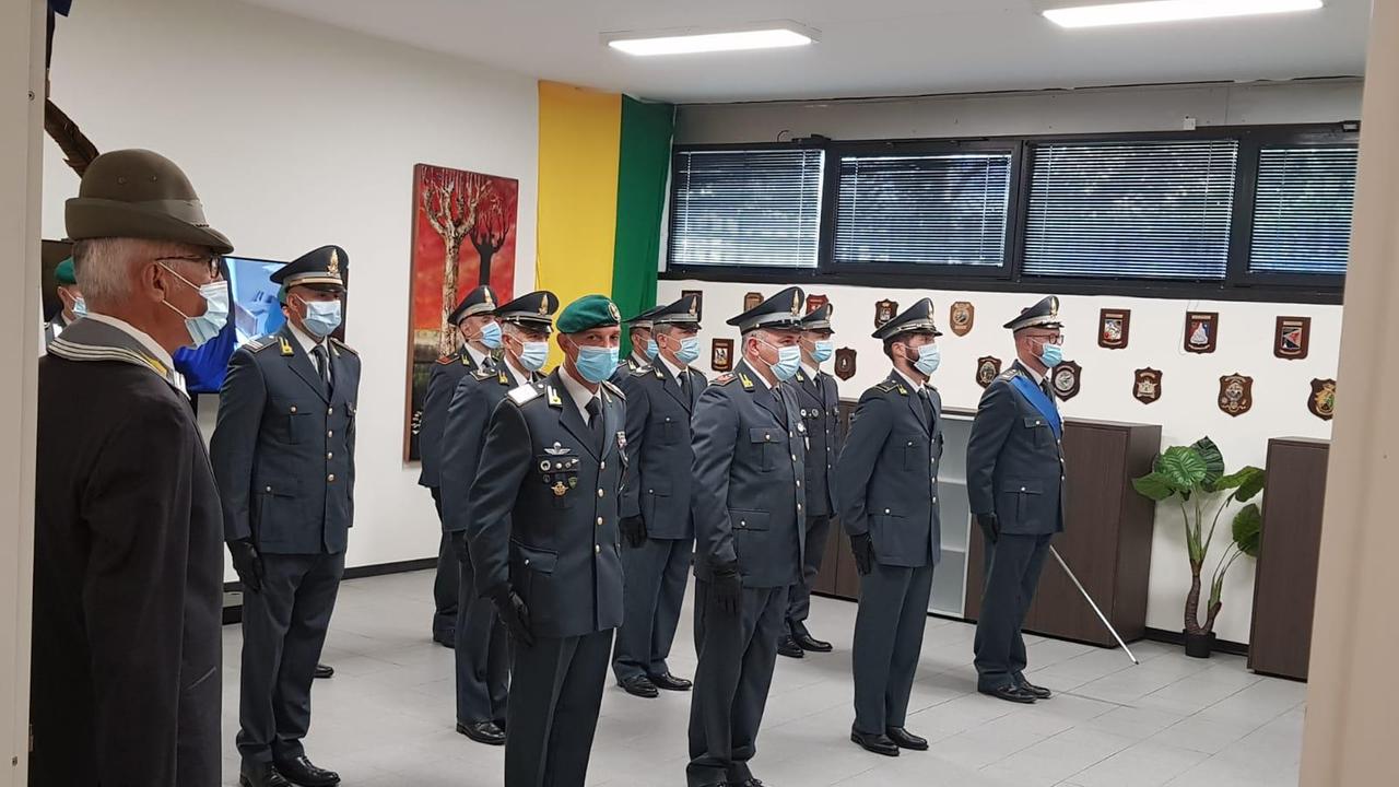 I finanzieri schierati nella sede di via Ferrucci
