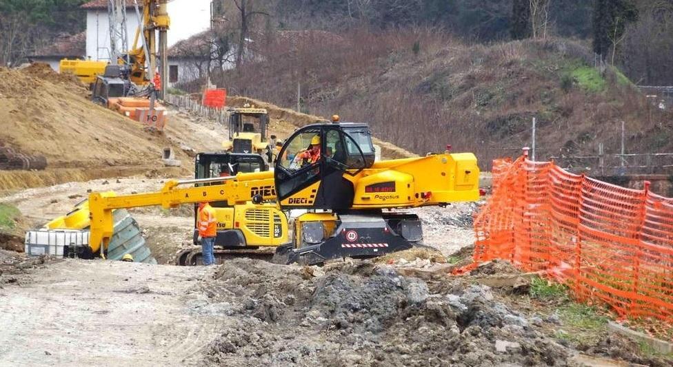 Lavori in corso lungo la linea per il raddoppio dei binari in una immagine d’archivio (Gori)