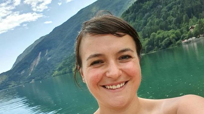 Morta a Parigi a 32 anni: la svolta nelle indagini e le lacrime a Capalbio
