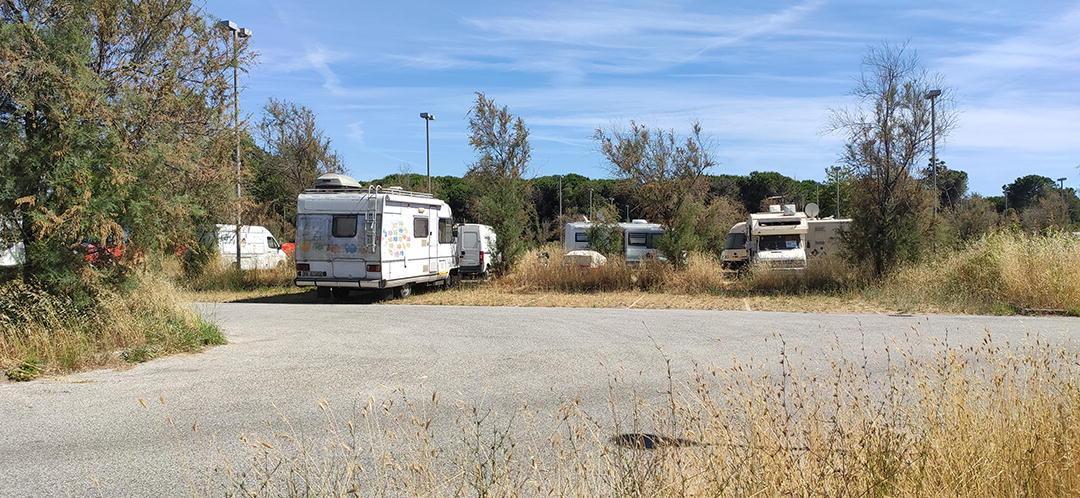 La sosta dei   camper   tra   Palazzetto  ed ex piscina comunale