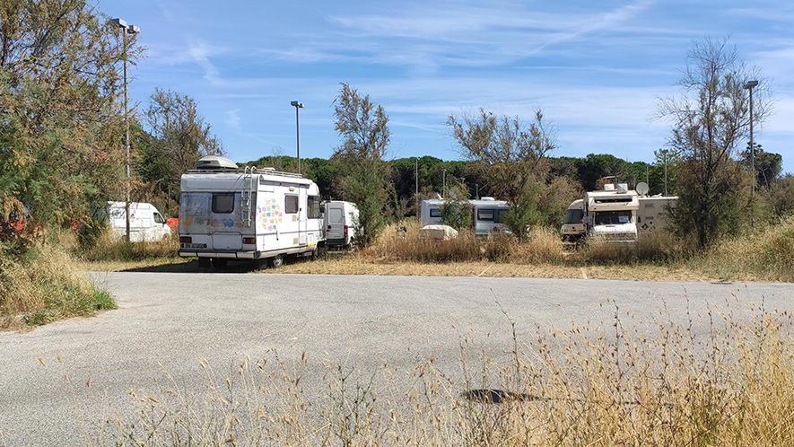 La sosta dei camper tra Palazzetto ed ex piscina comunale