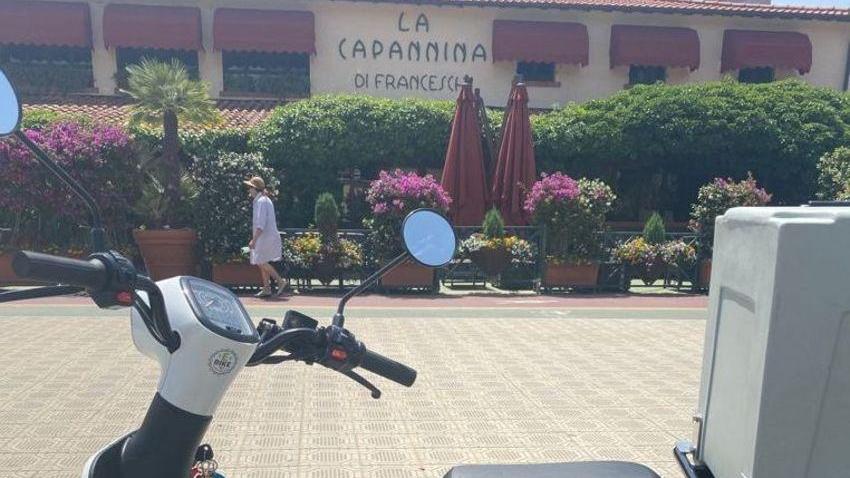 Uno dei mezzi davanti alla Capannina
