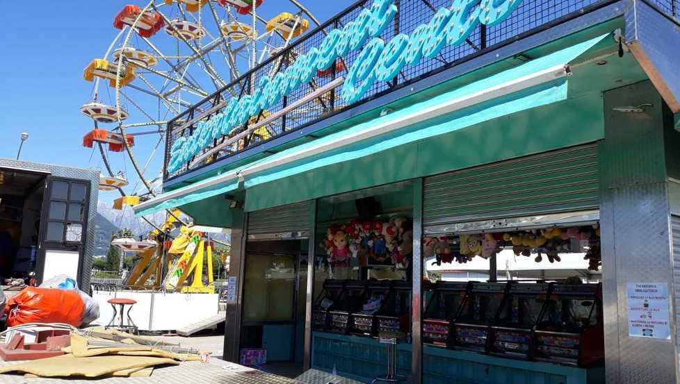 Una delle attrazioni del luna park in fase di allestimento nell’area ex Dalmine