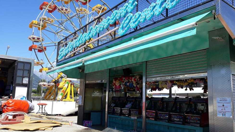 Una delle attrazioni del luna park in fase di allestimento nell’area ex Dalmine