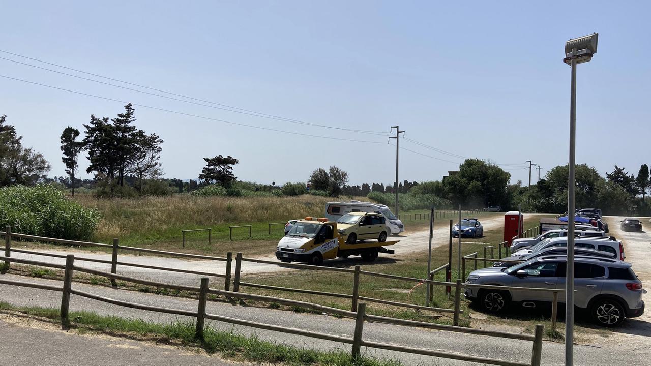 Con l'auto rubata non pagano la sosta alle Spiagge bianche: "Bruciamo tutto"
